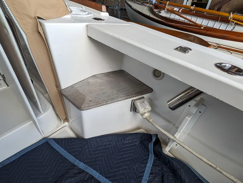 Slide: The Image of Hunt Surf Hunter 33 Wilbury - 25