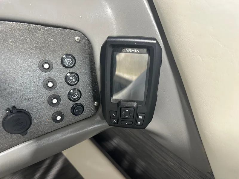 Slide: The Image of Control panel of 1999 Rinker 212 Bowrider Captiva with Garmin device. - 23
