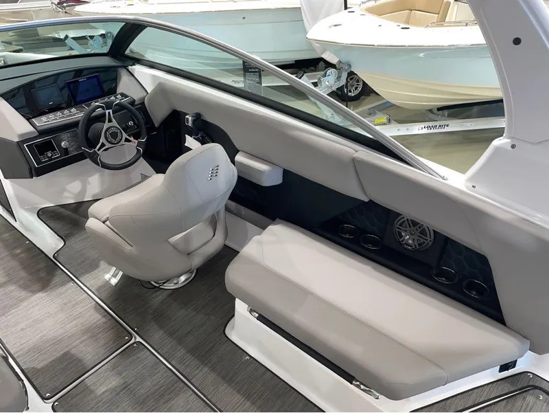 Slide: The Image of Four Winns H6 OB 2025 - 18