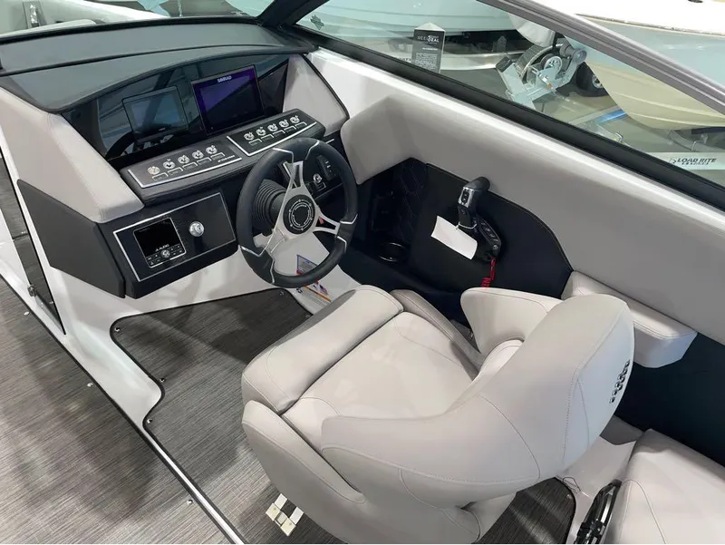 Slide: The Image of Four Winns H6 OB 2025 - 19