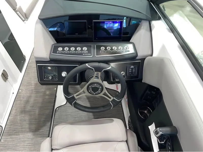 Slide: The Image of Four Winns H6 OB 2025 - 4