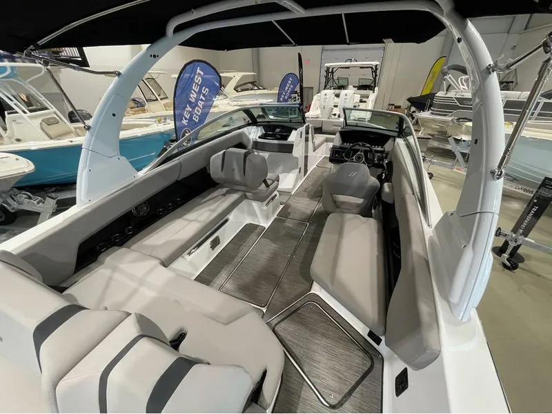 Slide: The Image of Four Winns H6 OB 2025 - 6