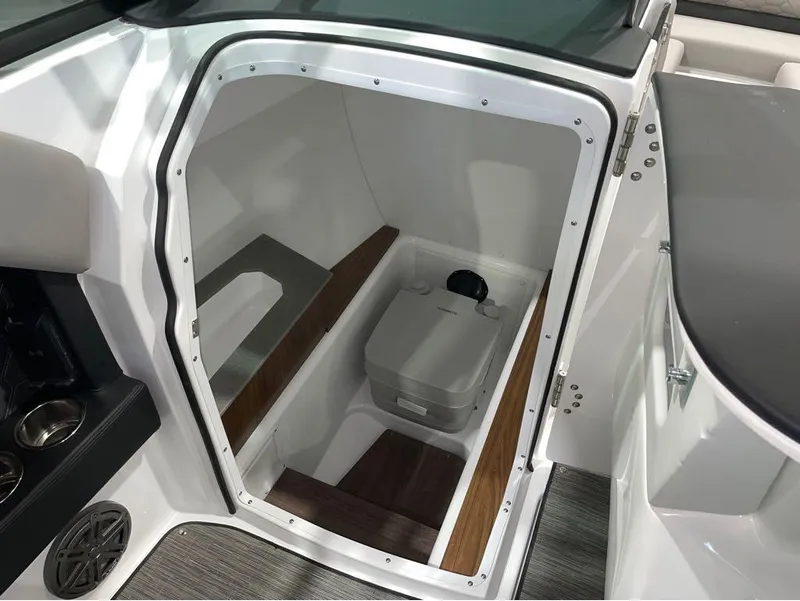 Slide: The Image of Four Winns H6 OB 2025 - 8