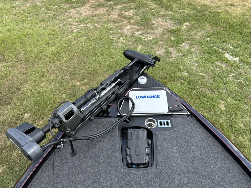 Slide: The Image of 2025 Ranger Z521R boat deck with Lowrance equipment and trolling motor. - 15