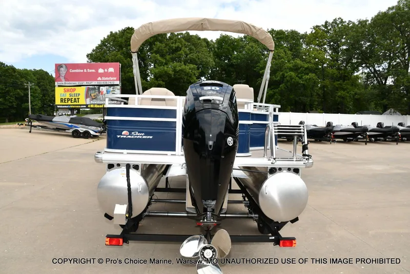 Slide: The Image of Sun Tracker Fishin' Barge 20 DLX 2025 - 11