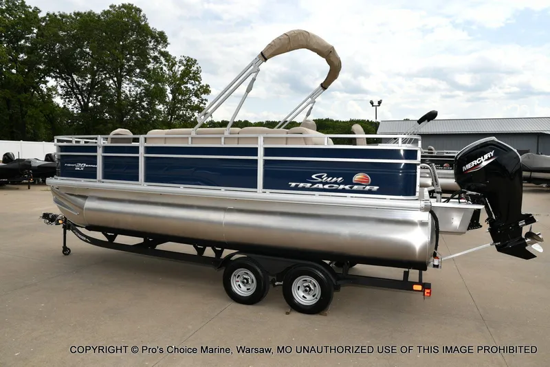 Slide: The Image of Sun Tracker Fishin' Barge 20 DLX 2025 - 13