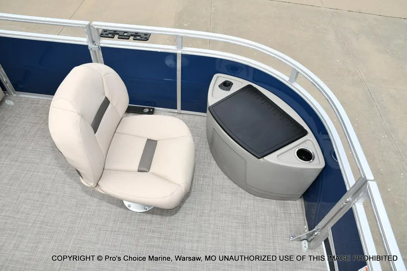 Slide: The Image of Sun Tracker Fishin' Barge 20 DLX 2025 - 17