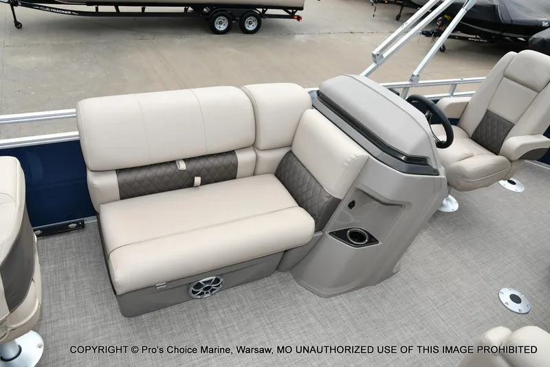 Slide: The Image of Sun Tracker Fishin' Barge 20 DLX 2025 - 23