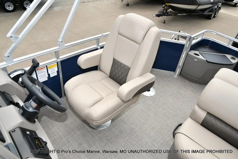 Slide: The Image of Sun Tracker Fishin' Barge 20 DLX 2025 - 31