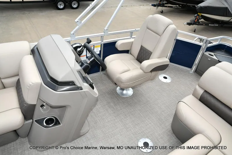 Slide: The Image of Sun Tracker Fishin' Barge 20 DLX 2025 - 32