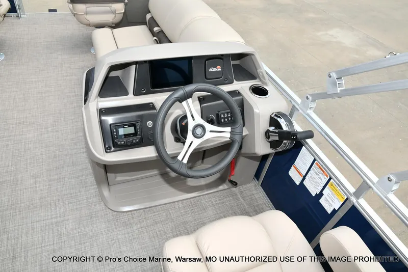 Slide: The Image of Sun Tracker Fishin' Barge 20 DLX 2025 - 34