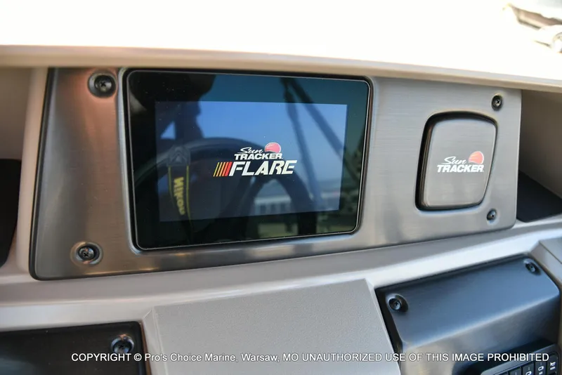 Slide: The Image of Sun Tracker Fishin' Barge 20 DLX 2025 - 35