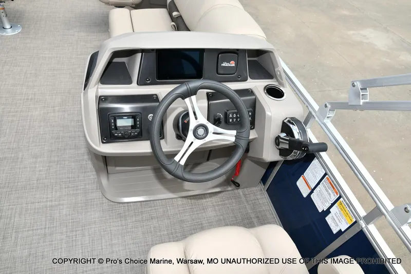 Slide: The Image of Sun Tracker Fishin' Barge 20 DLX 2025 - 38