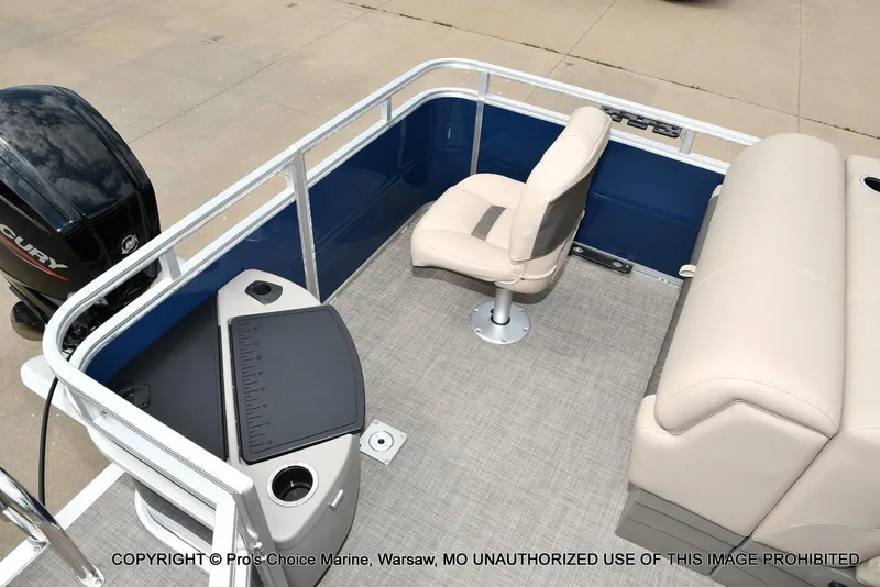 Slide: The Image of Sun Tracker Fishin' Barge 20 DLX 2025 - 45