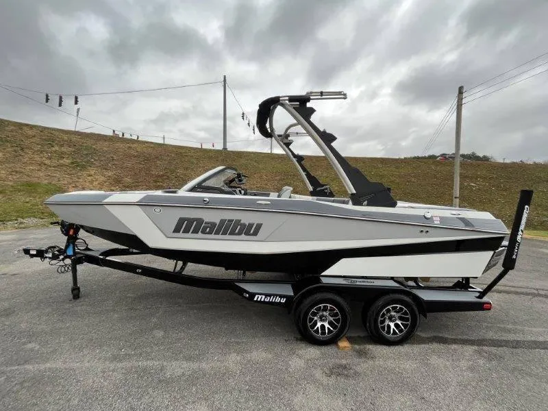 Slide: The Image of Malibu 21 LX-R 2024 - 10