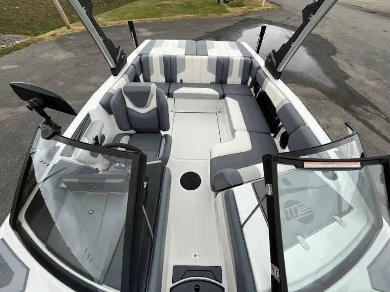 Slide: The Image of Malibu 21 LX-R 2024 - 12