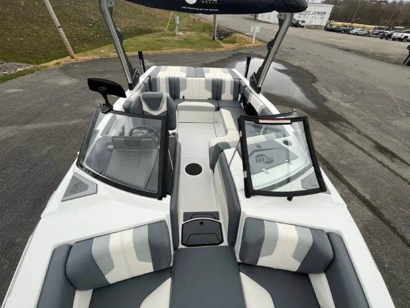 Slide: The Image of Malibu 21 LX-R 2024 - 13