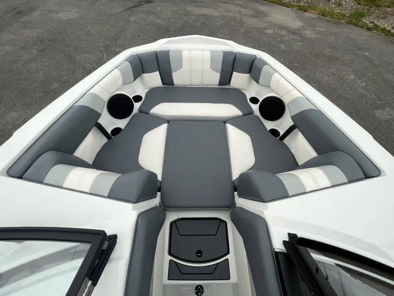 Slide: The Image of Malibu 21 LX-R 2024 - 14