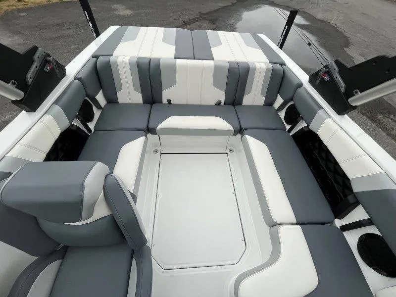 Slide: The Image of Malibu 21 LX-R 2024 - 15