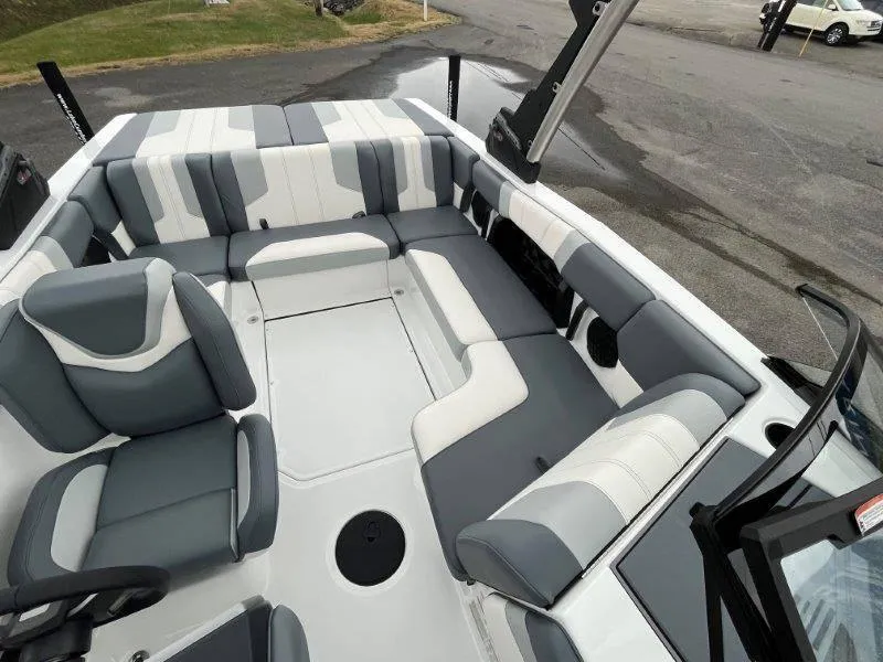 Slide: The Image of Malibu 21 LX-R 2024 - 16