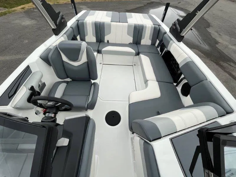 Slide: The Image of Malibu 21 LX-R 2024 - 18