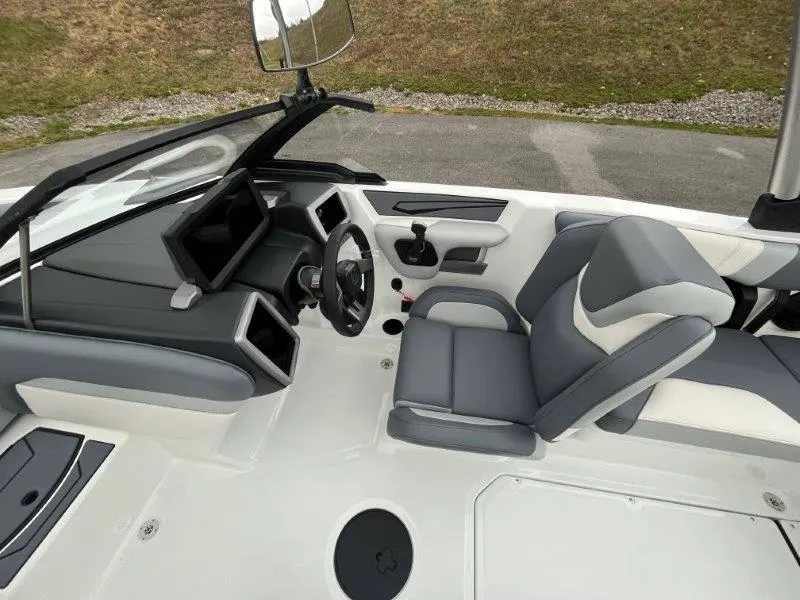 Slide: The Image of Malibu 21 LX-R 2024 - 19