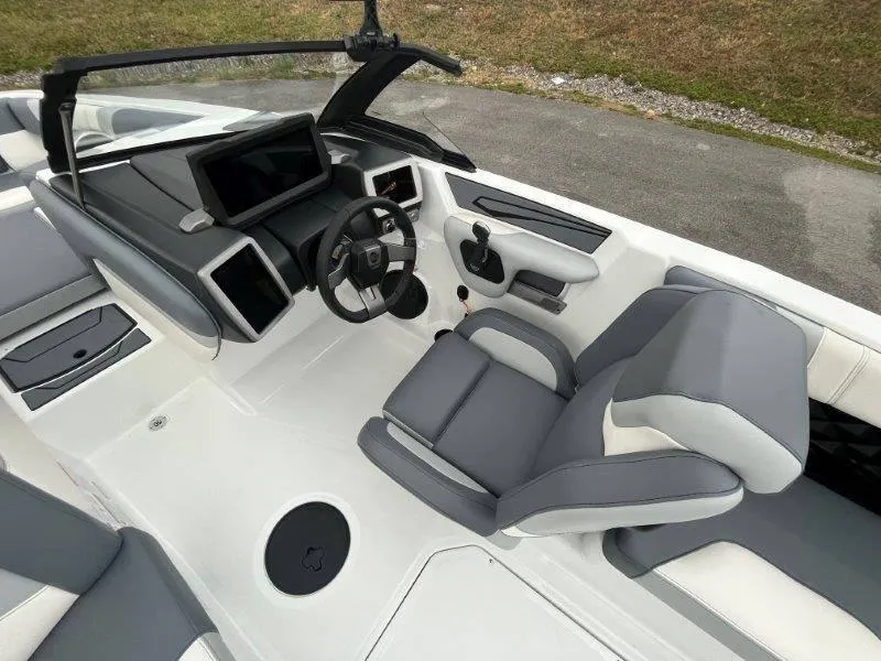 Slide: The Image of Malibu 21 LX-R 2024 - 20