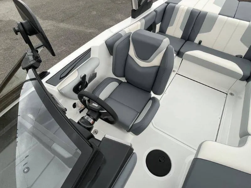 Slide: The Image of Malibu 21 LX-R 2024 - 21