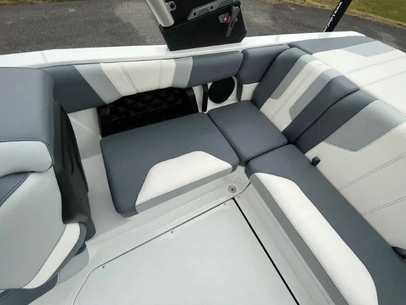 Slide: The Image of Malibu 21 LX-R 2024 - 22