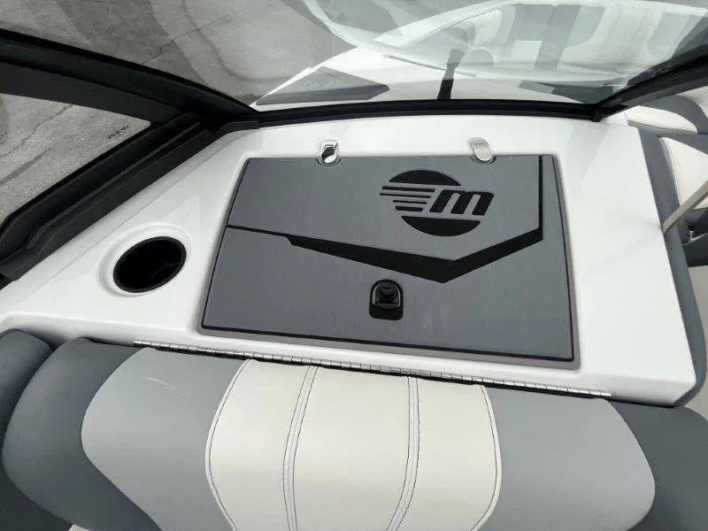 Slide: The Image of Malibu 21 LX-R 2024 - 24