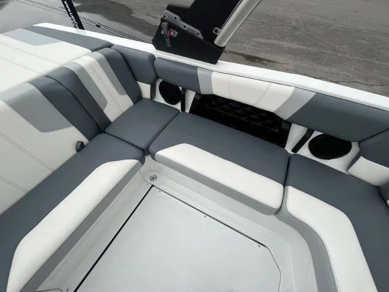 Slide: The Image of Malibu 21 LX-R 2024 - 27