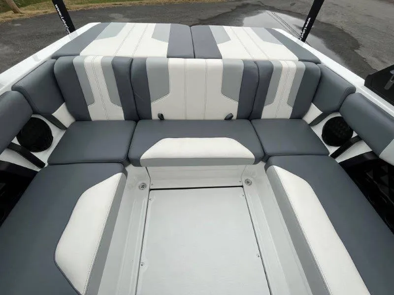 Slide: The Image of Malibu 21 LX-R 2024 - 28