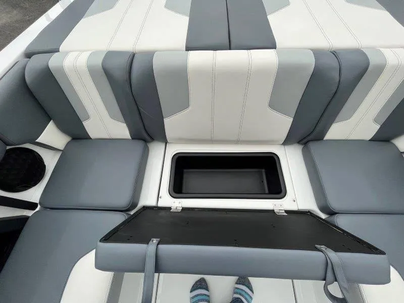 Slide: The Image of Malibu 21 LX-R 2024 - 29