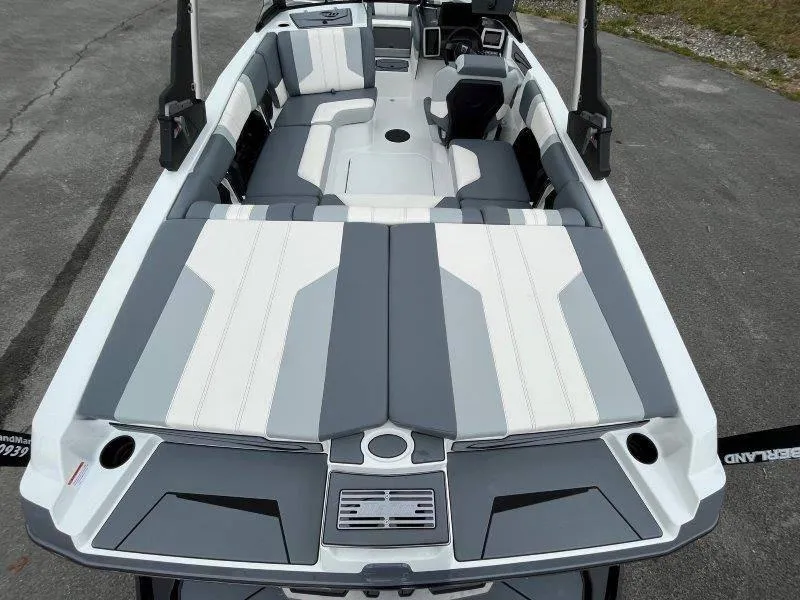 Slide: The Image of Malibu 21 LX-R 2024 - 30