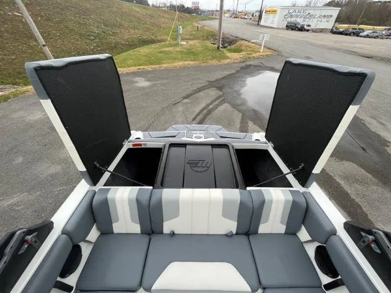 Slide: The Image of Malibu 21 LX-R 2024 - 32