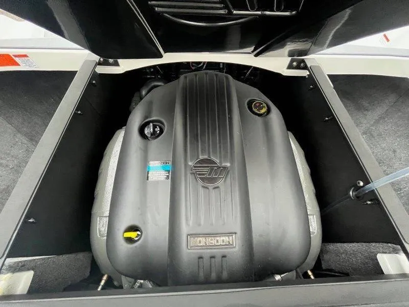 Slide: The Image of Malibu 21 LX-R 2024 - 33