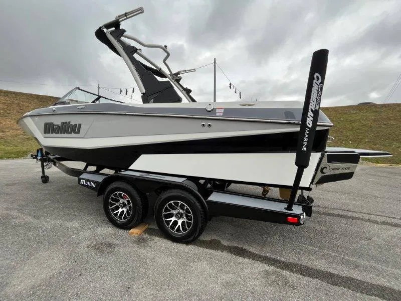 Slide: The Image of Malibu 21 LX-R 2024 - 35