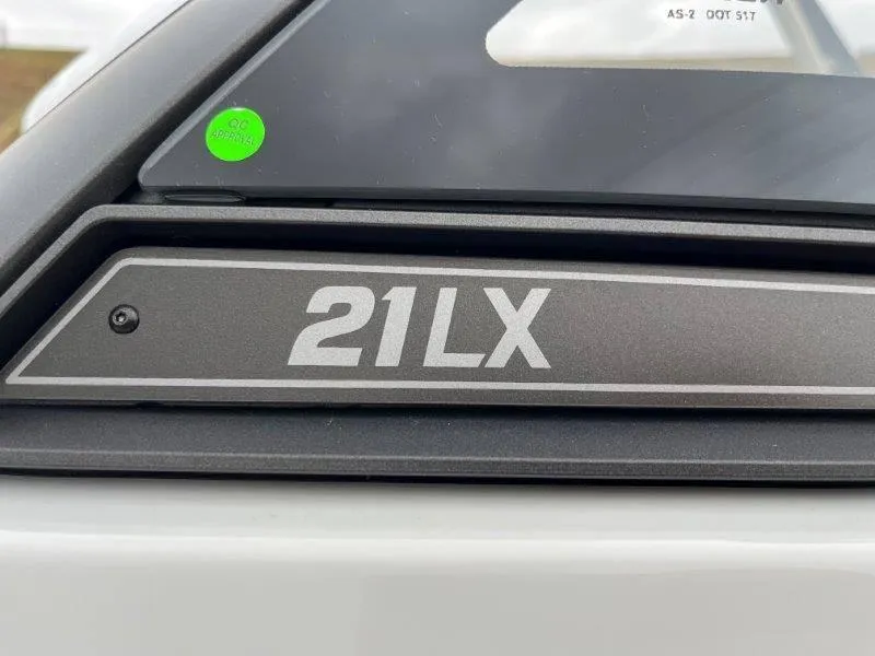 Slide: The Image of Malibu 21 LX-R 2024 - 7