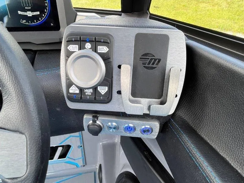 Slide: The Image of Malibu Wakesetter 23 MXZ 2024 - 124