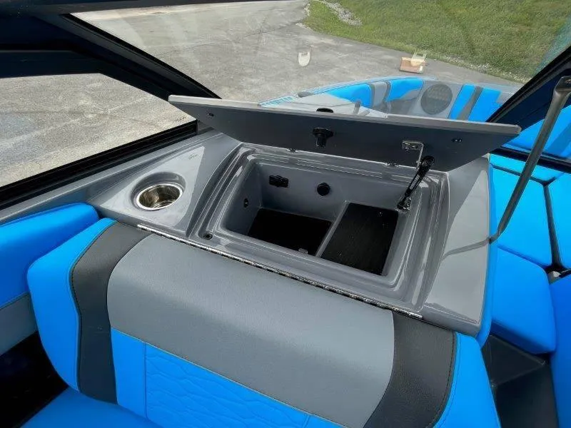 Slide: The Image of Malibu Wakesetter 23 MXZ 2024 - 128