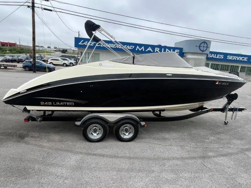 Slide: The Image of Yamaha 242 Limited 2015 - 33