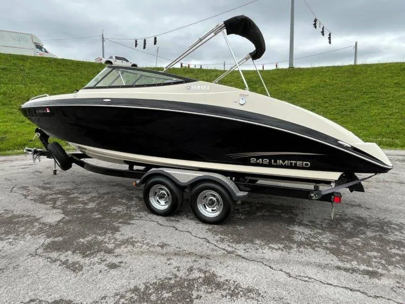 Slide: The Image of Yamaha 242 Limited 2015 - 4