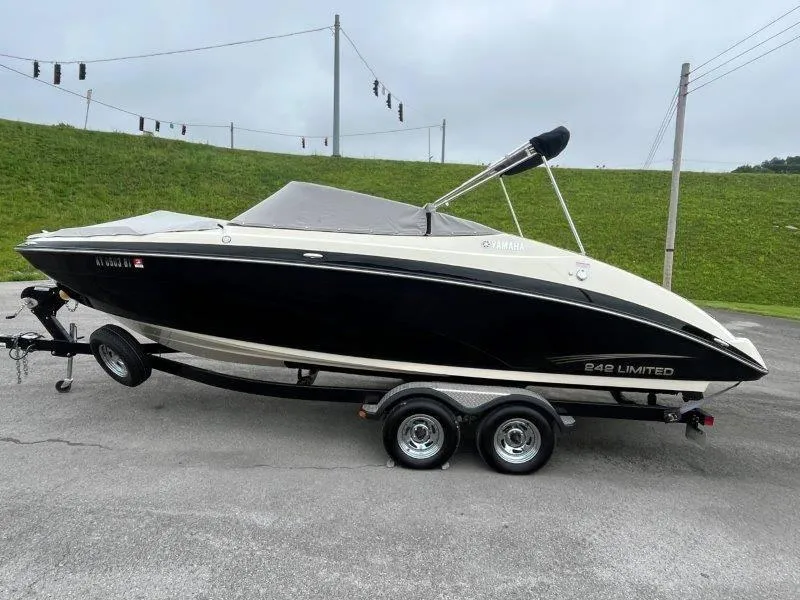 Slide: The Image of Yamaha 242 Limited 2015 - 5