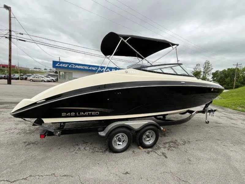 Slide: The Image of Yamaha 242 Limited 2015 - 6