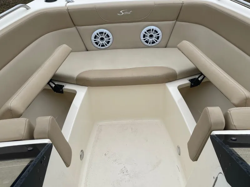 Slide: The Image of Scout 215 Dorado 2022 - 11