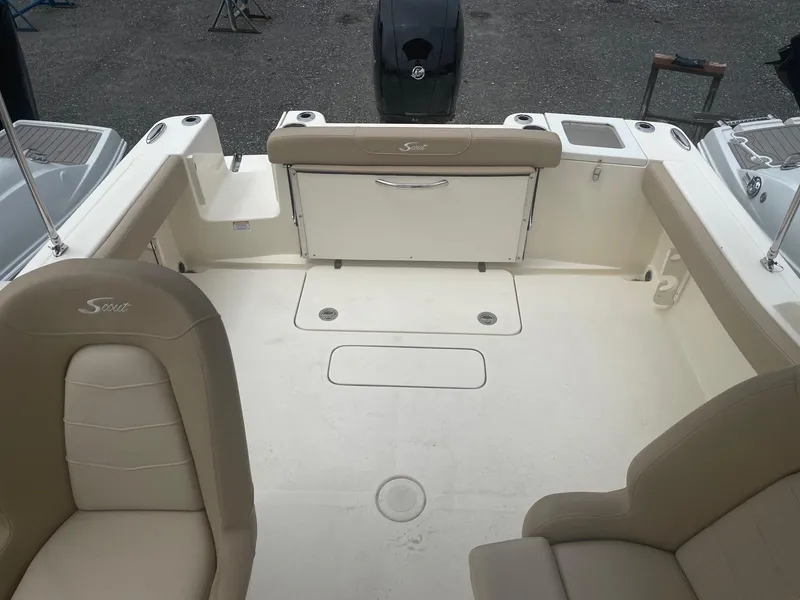 Slide: The Image of Scout 215 Dorado 2022 - 13