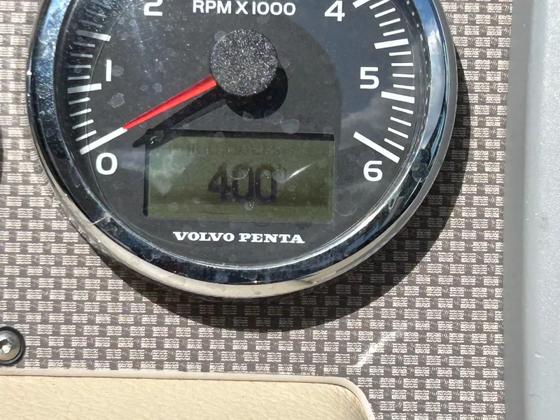 Slide: The Image of Volvo Penta RPM gauge on 2013 Regal 3200 Bowrider, displaying 490 RPM. - 19