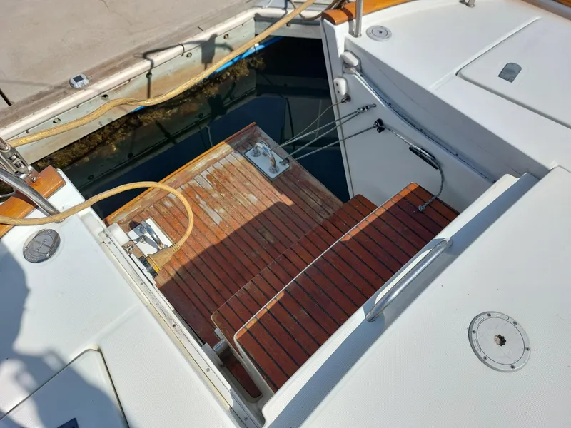 Slide: The Image of Beneteau Oceanis 42CC 2002 yacht cockpit with wooden deck and nautical equipment. - 17