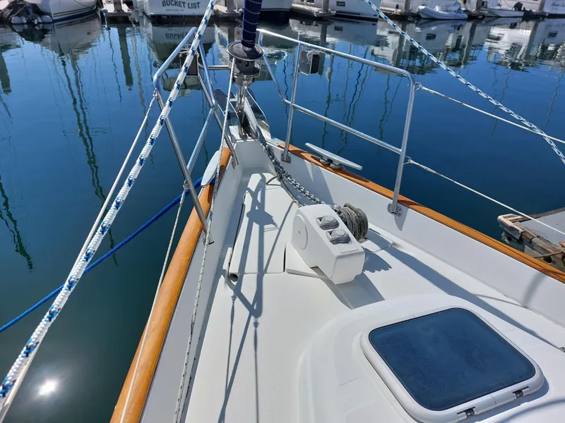 Slide: The Image of Beneteau Oceanis 42CC sailboat deck, 2002 model, docked in a marina. - 20