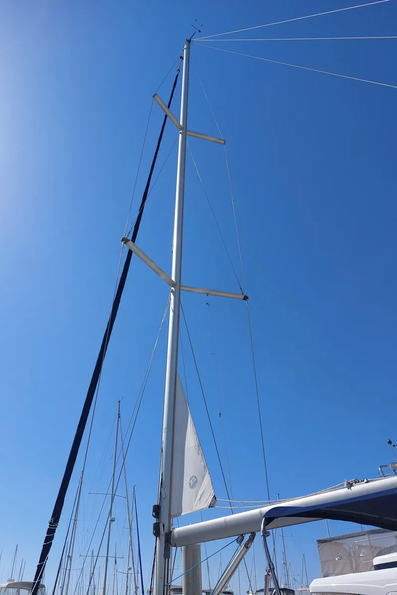 Slide: The Image of Mast of 2002 Beneteau Oceanis 42CC sailboat against clear blue sky. - 28